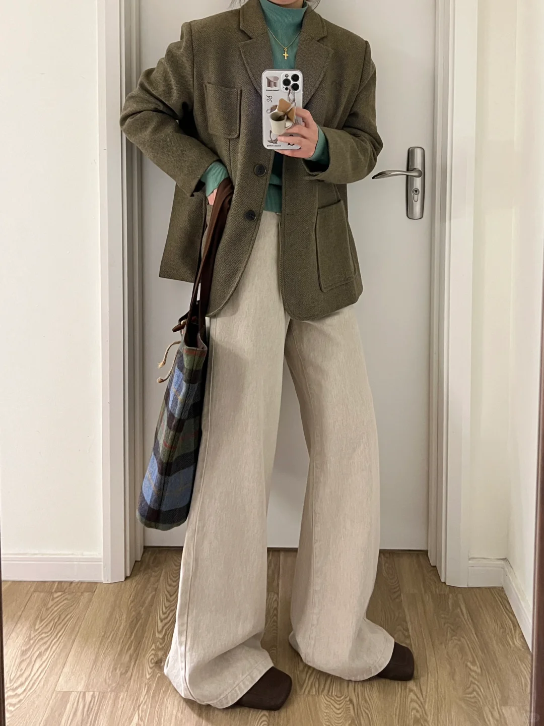 早春韩系复古｜青苔绿人字纹西装+米灰牛仔裤