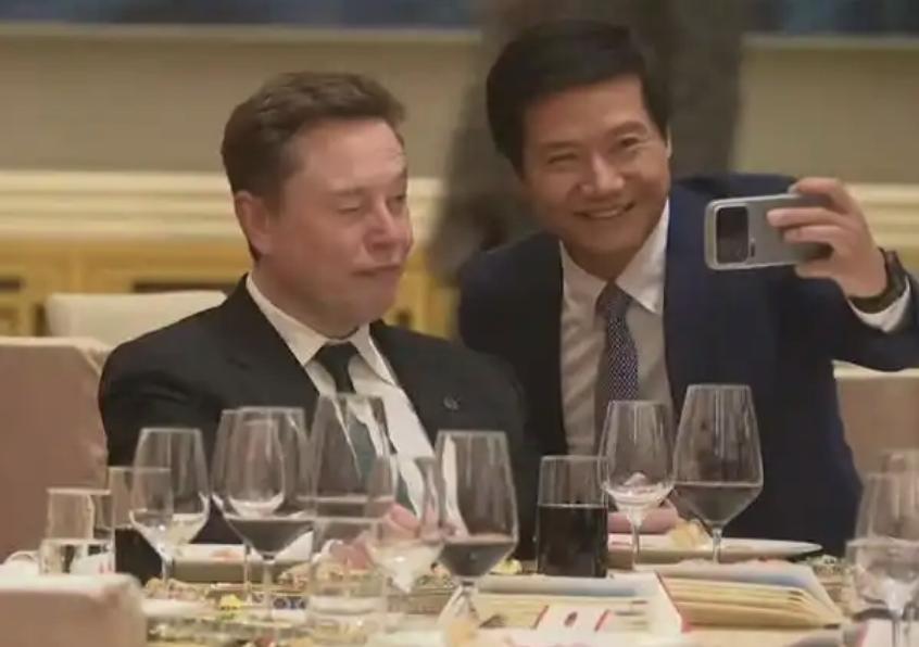 马斯克这次来中国背后，其实在美国还惹出了一些争议，因为在美国那边，他正与Open