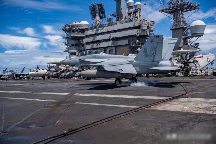 尼米兹号停在船坞里，五十岁老舰硬撑任务，燃油污染引爆两起坠机

2025年3月，