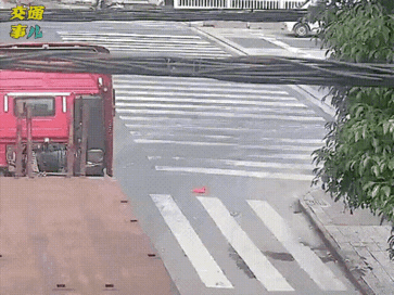 不惧危险的淡定哥！眼看大货车转弯，即将碾压到自己了，还气定神闲的等待危险来临，敌