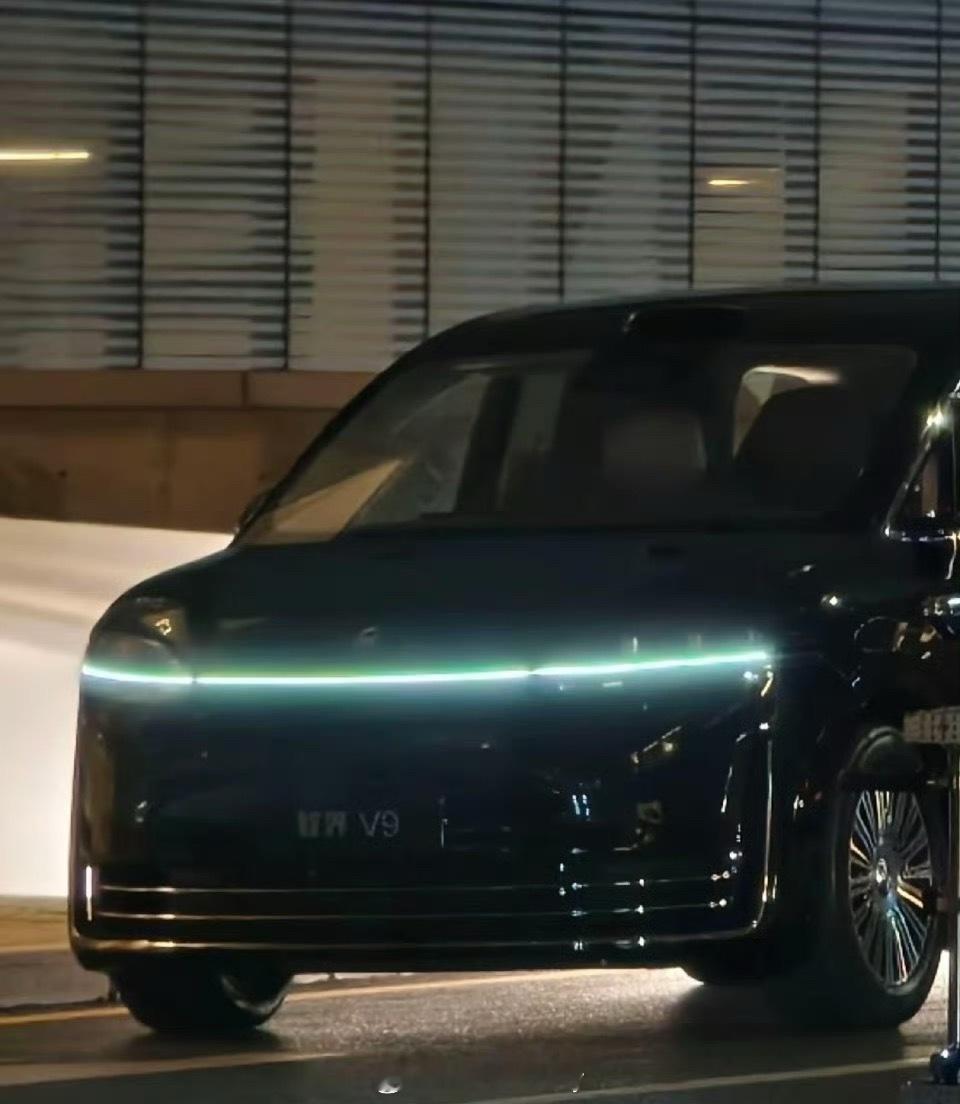 智界v9 更新一波路透灯组点亮后的效果大家可以看看以这个进度估计过几天还有内饰了
