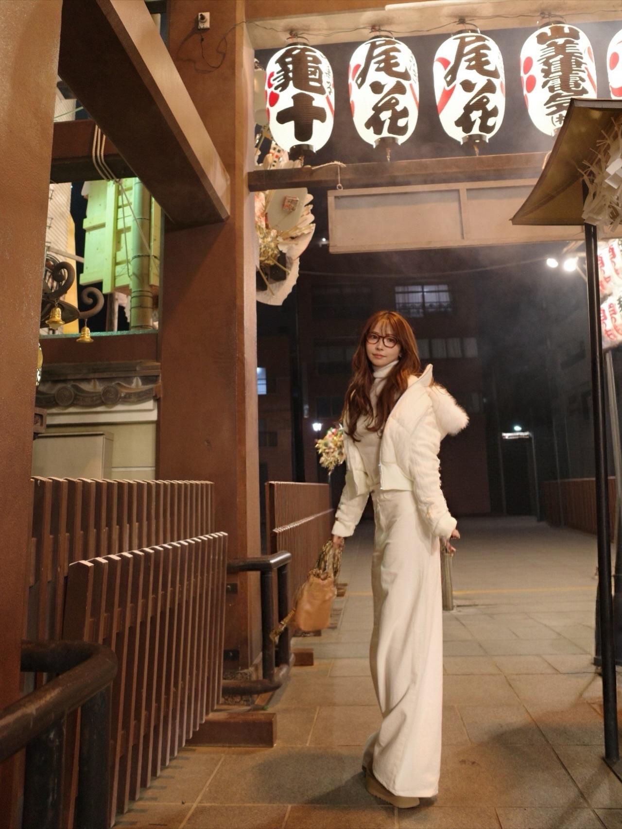 春日生活打卡季夜晚漫步在传统日本街道，感受历史与现代的交融。
