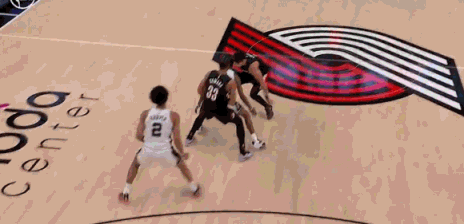 文班亚马造进攻犯规！！ 