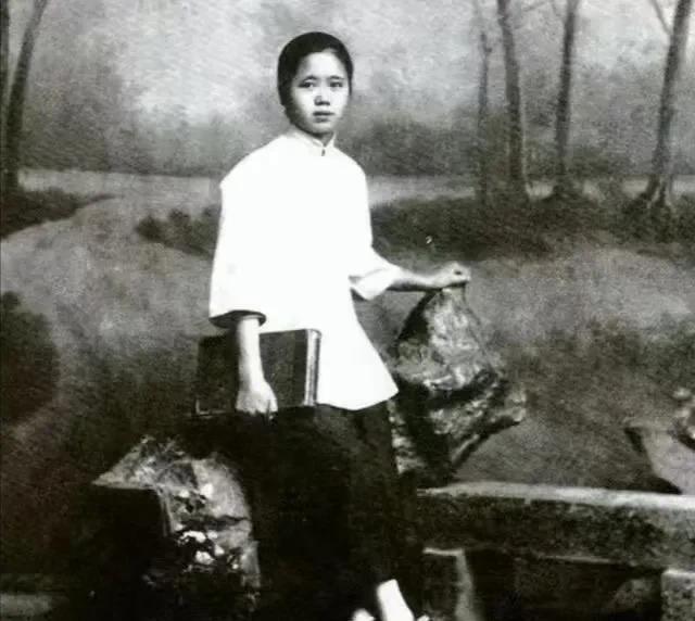 1917年，胡适从北京回老家结婚，婚礼上陡然瞥见新娘身边一女宾一直盯着他，女子发