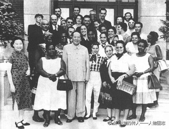 1960年5月3日下午，毛泽东在济南西郊机场与14国外宾合影。