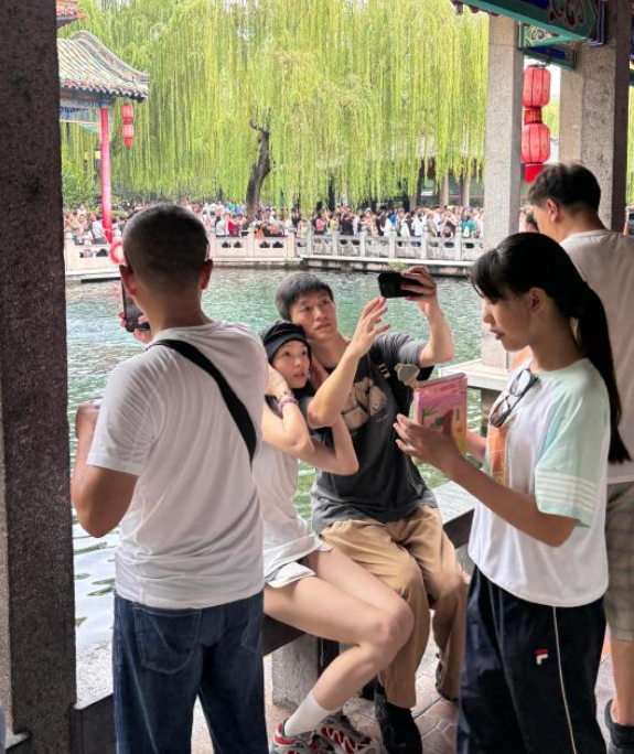 金大川雎晓雯带女儿旅游偶遇金大川雎晓雯一家出游 趵突泉偶遇金大川雎晓雯一家，雎晓