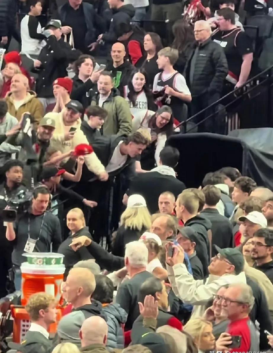 开拓者更衣室门口，杨瀚森脖子上的毛巾被一把拽走。
他整个人都懵了。
这就是所谓的