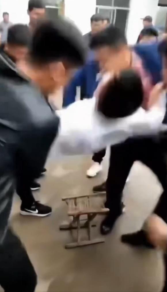 一 段关于国内危险婚礼恶作剧（即“闹婚”）的视频，画面中几名男子反复将一名参与者
