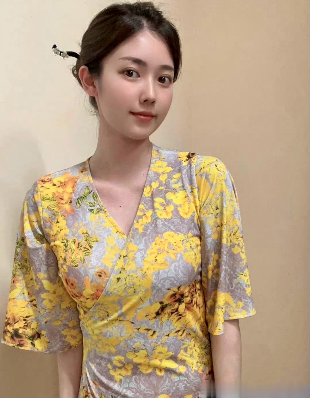 - 立新说 ：  怎么分钱叫政治，          怎么赚钱叫经济。     