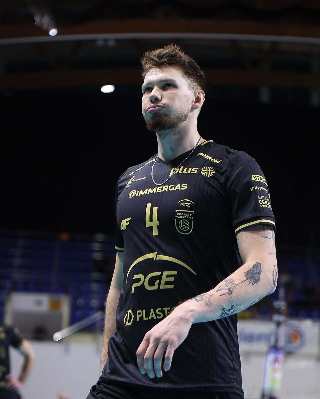 ⚡️波兰排球运动员雅库布·科查诺夫斯基膝盖受伤，将缺席约三周的比赛。华沙PGE 