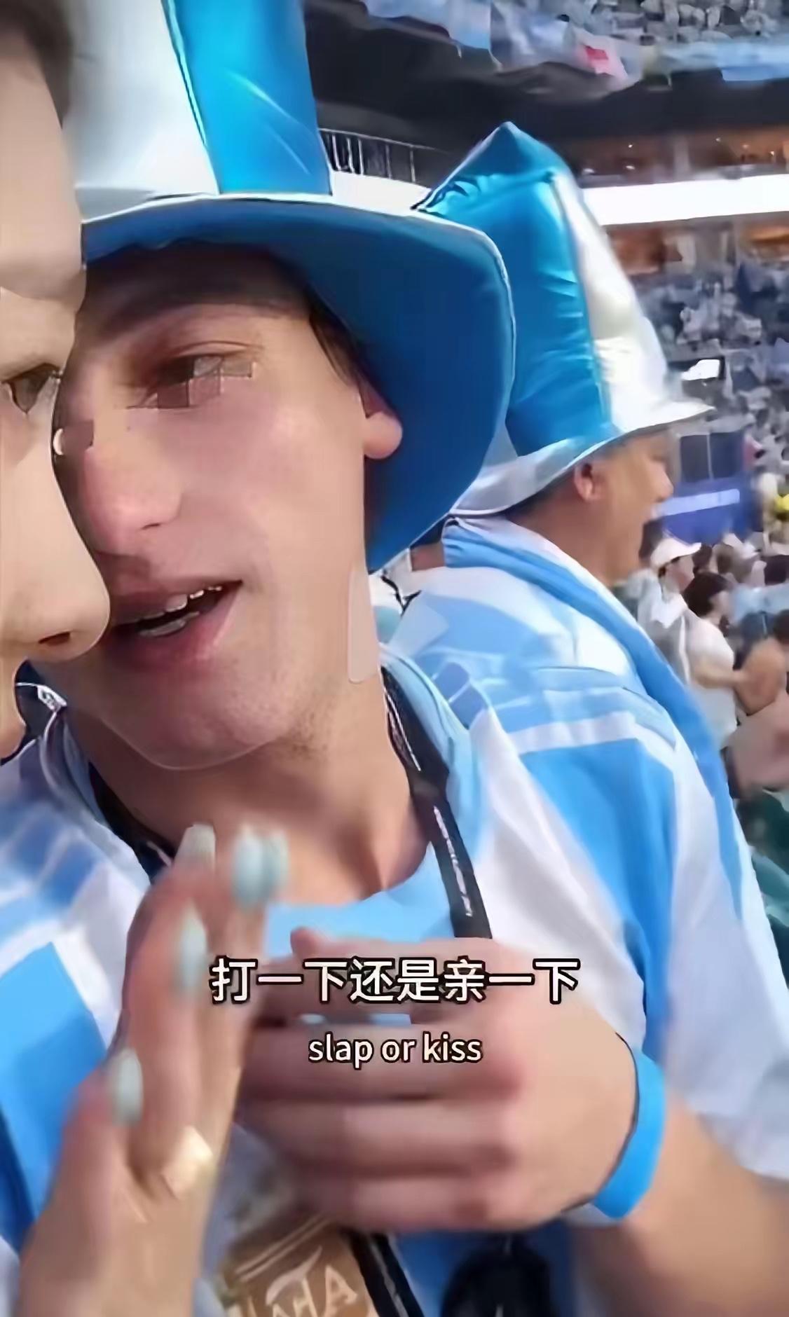 一位中国的“小姐姐”在外国观看足球比赛的时候遇到一个24岁来自阿根廷的年轻人。就