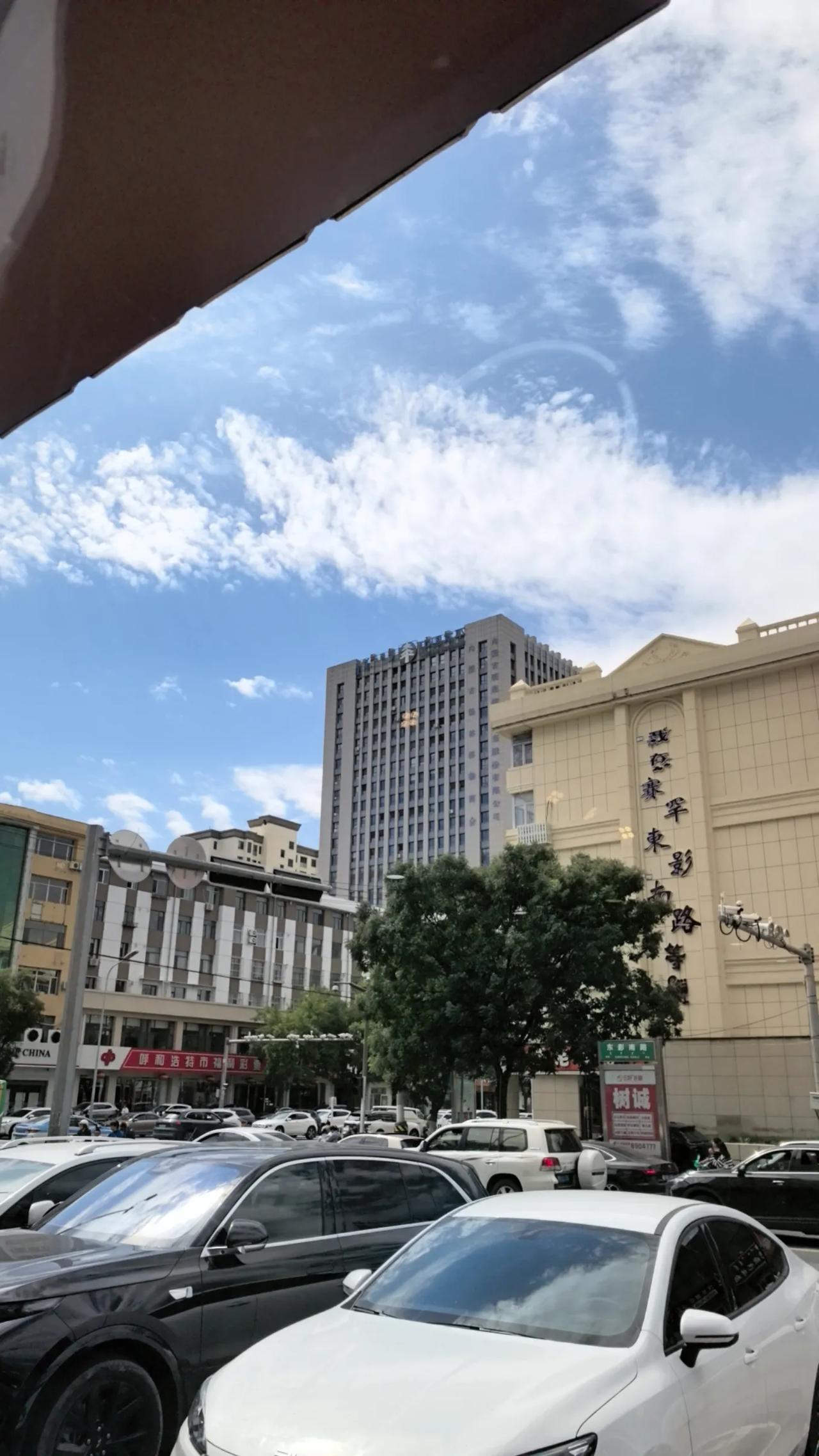 小区里地下停车位收取的管理费不能是一笔不公开的账，应该和小区业主们说清楚。昨天下