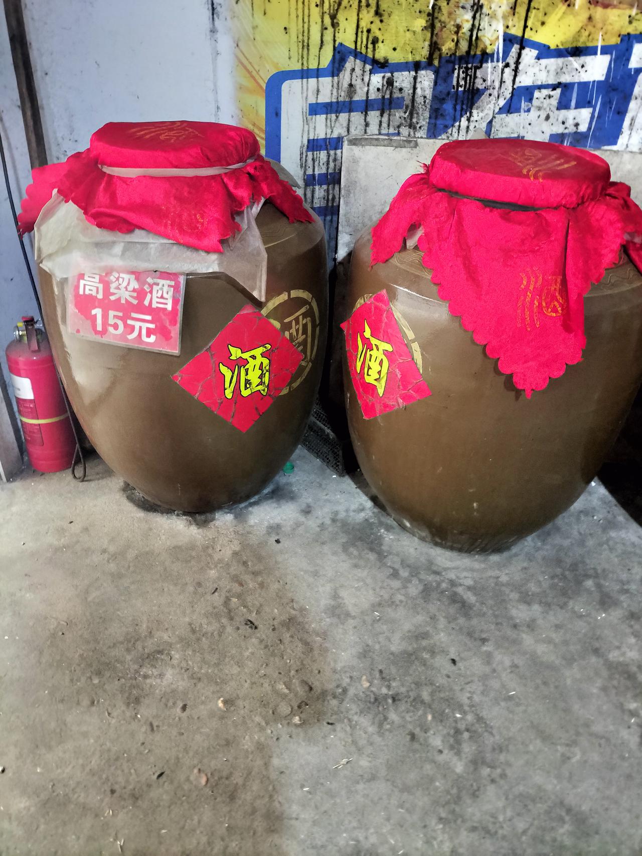 大哥给的杨梅我吃不完，又不想浪费，我就拿来做杨梅酒，我去买了10元钱一斤的白酒，