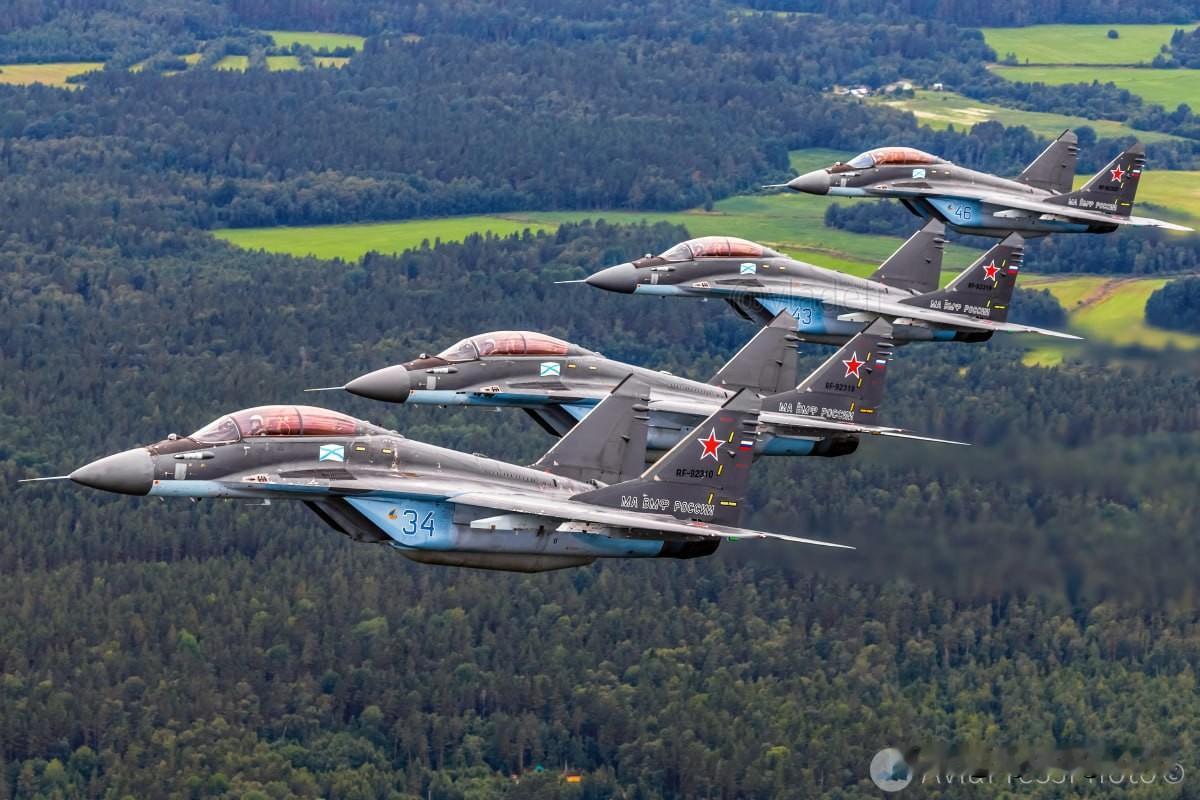 🇷🇺整齐划一的米格-29K战斗机编队

据专家介绍，米格-29K符合现代舰载