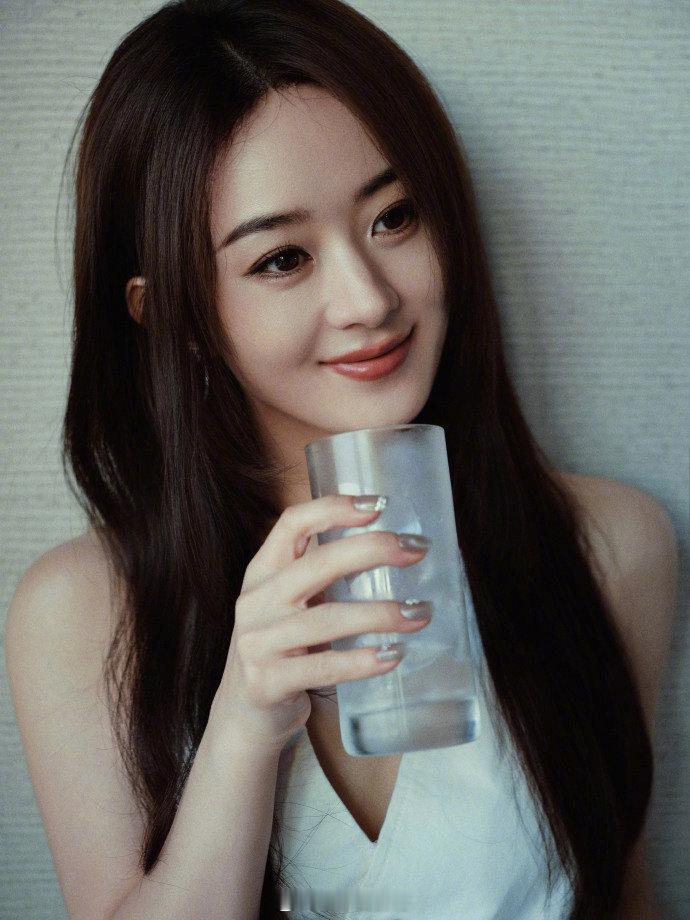 赵丽颖溢出屏幕的生命力 镜头里的赵丽颖笑意坚定又鲜活，白裙加身更显舒展透亮～入行
