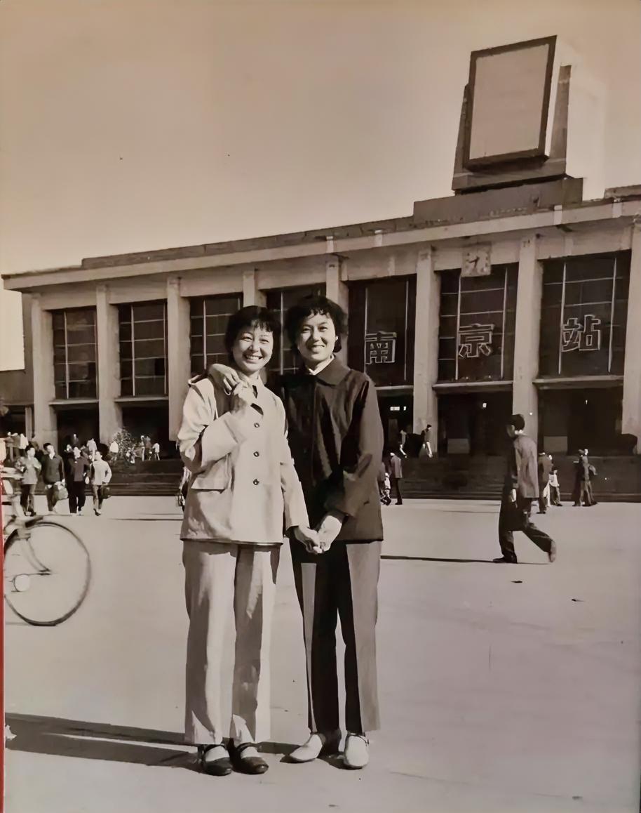 翻出老照片里的南京火车站，思绪一下子就被拉回过去。那时的南京火车站，带着那个时代