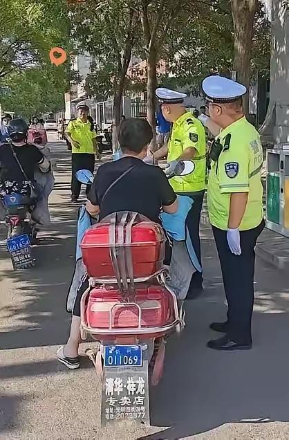 我知道不对，可我没办法，看哭无数人
 
女孩骑电动车载奶奶看病，被交警拦下。
 
