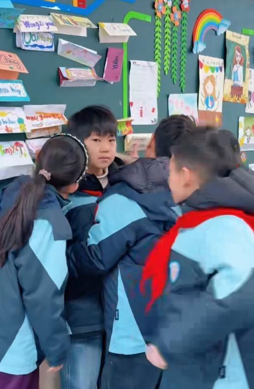 南京9岁孤独症男孩小树开学第一天，起初抗拒与人接触，在同学们耐心陪伴下逐渐放松，