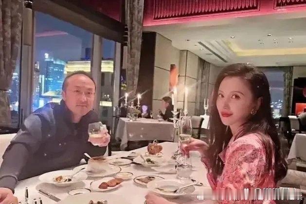 张萌和她的富豪老公，果然童话里都是骗人的，现实里的总裁真的不太好看。。。 