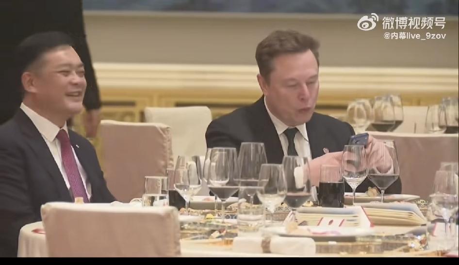 欢迎晚宴上，雷军找马斯克合影留念。请问一下，老马旁边是哪个？