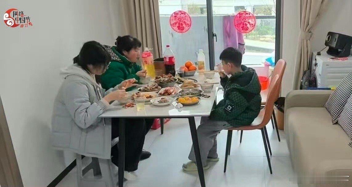 新台州人在第二故乡的团圆味他乡成故乡，年味暖心房。除夕里的台州人才城，红灯笼映着