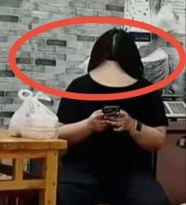 这错位错得也太绝太巧妙吧？我看了半天才发现，这黑乎乎貌似头发的头部居然是一顶帽子
