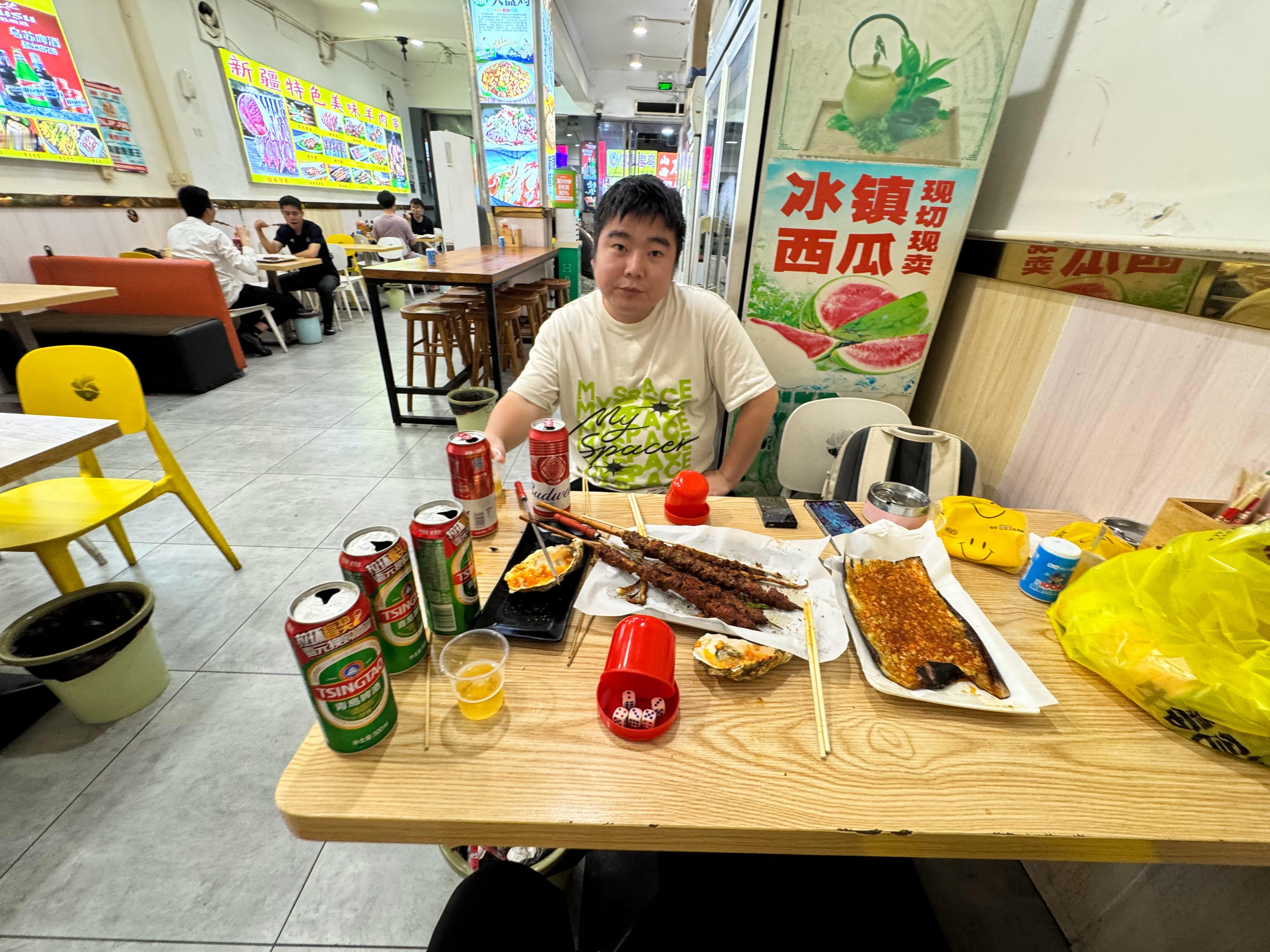 同事请我吃新疆烤羊肉串，让我给他介绍个女朋友 ​​​