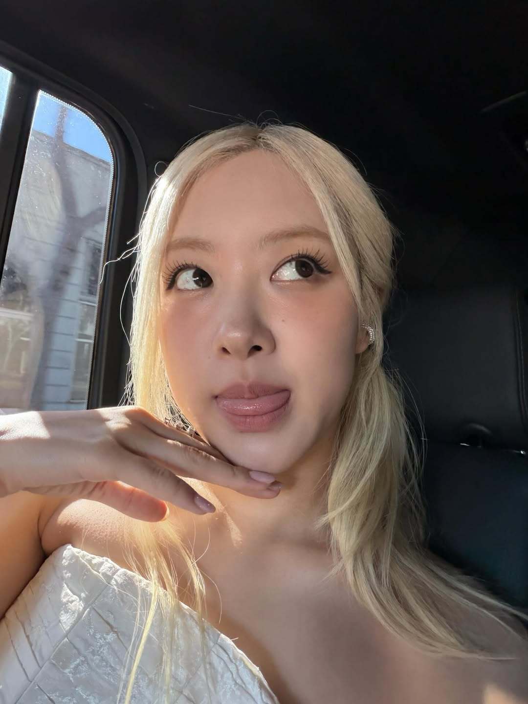 251207 Rosé更新 IG🤍“happy one year :P”可爱~