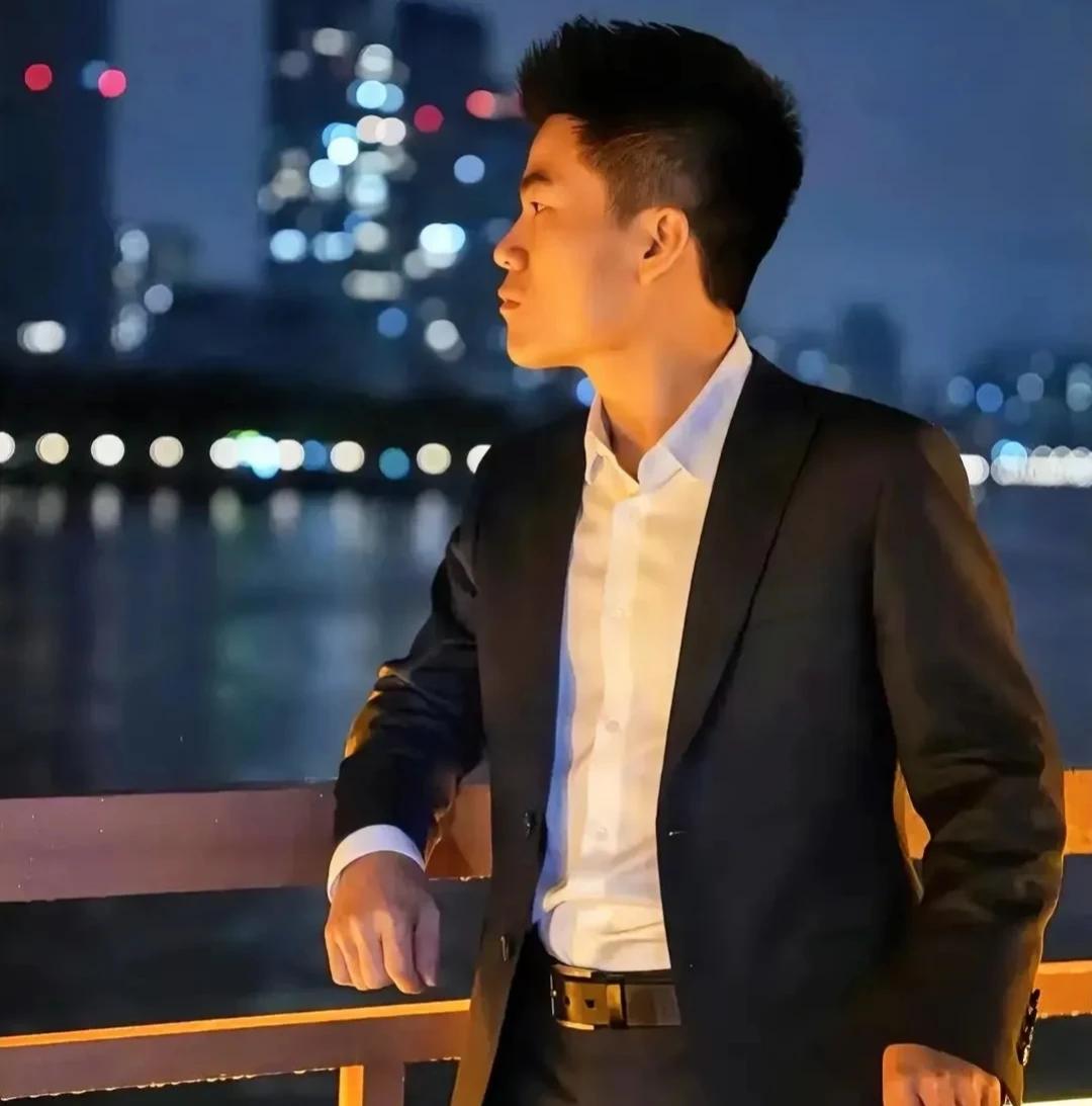 一次，易中天问董宇辉：“你知道朱元璋为什么要杀了沈万三吗？”  “因为他想帮朱元