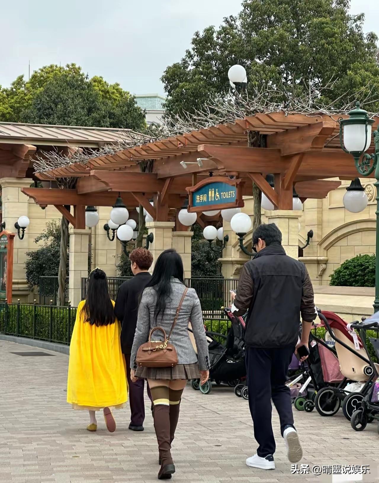 伊能静又给我们上了一课：
网友偶遇伊能静秦昊夫妇甜蜜牵手逛迪士尼，原想说：“姐姐