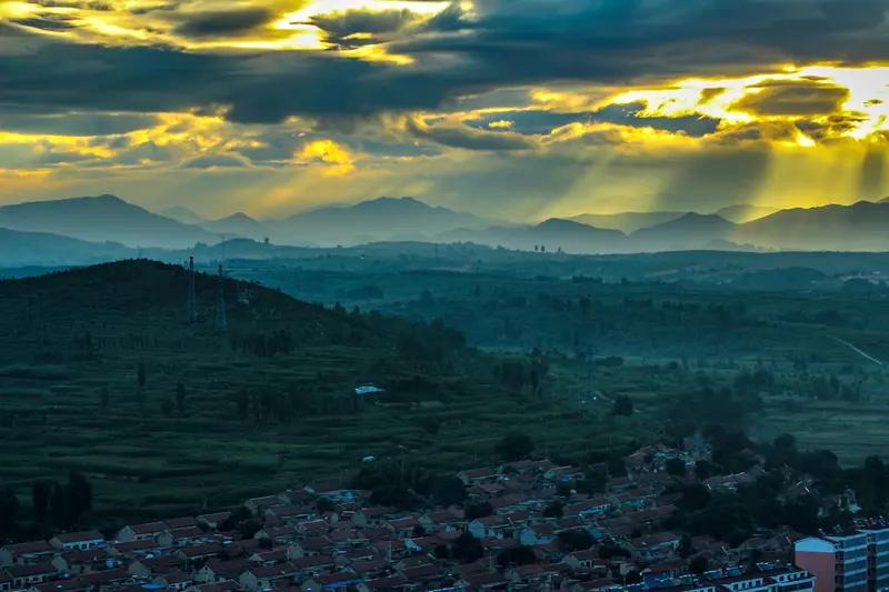 莱芜名嘴
天赋伶牙善辩才，
农耕陇亩土中埋。
胸藏锦绣难施展，
面染沧桑鬓已白。