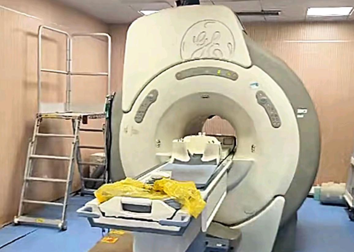 前几天刷到一个新闻，武汉一位唐先生大半夜一个人跑去同济医院汉口院区做核磁共振，结