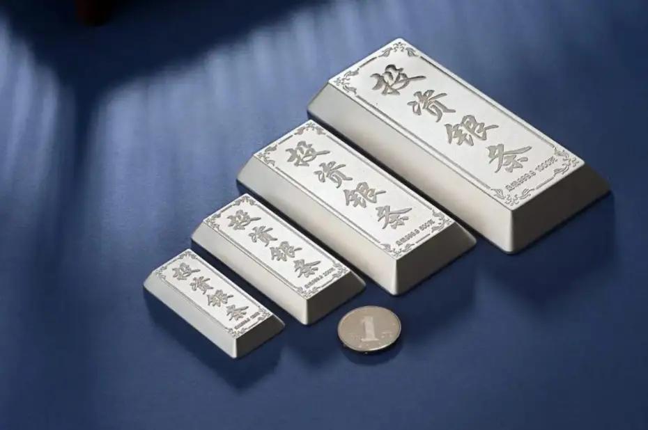 为何贵金属不保值了 贵金属不保值，因素还挺多。宏观经济环境一变，贵金属的保值属性