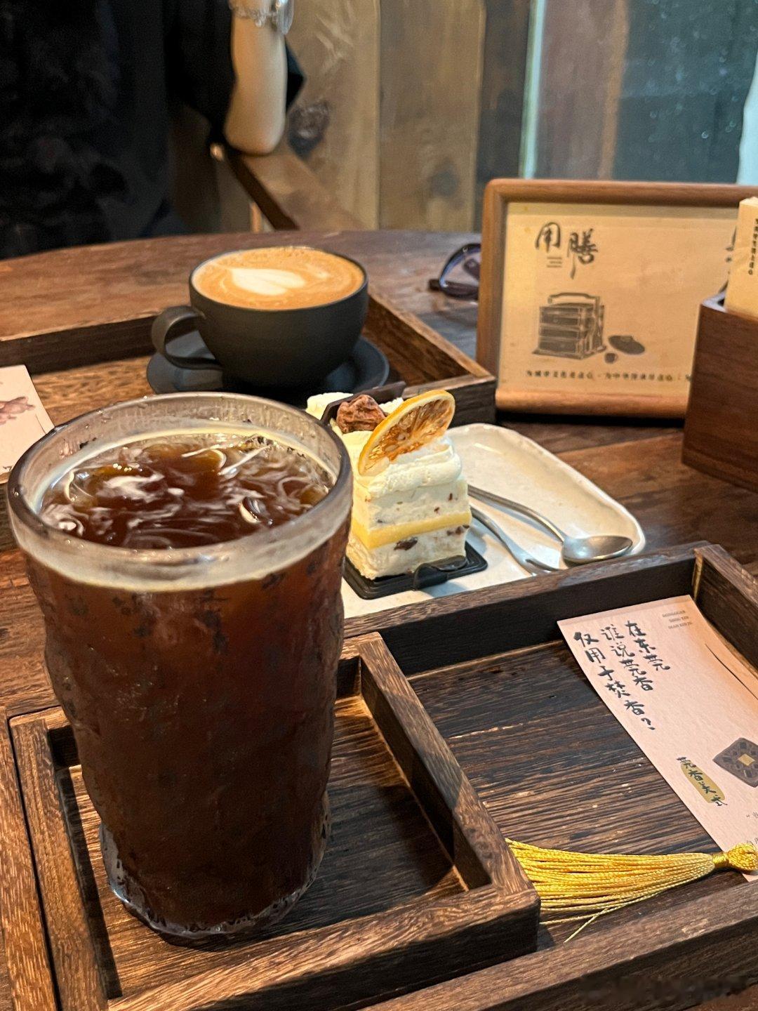 下雨天适合喝下午茶～准备用膳了不过这冰美式比我命都苦[融化] ​​​