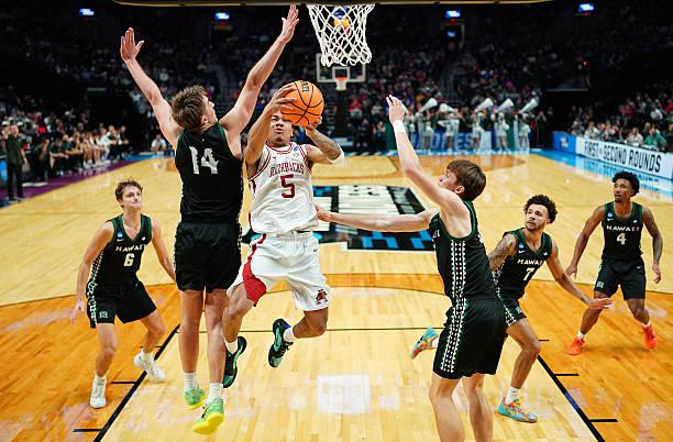 疯三首轮，全美第14号种子阿肯色大学以97比78战胜了夏威夷大学，顺利晋级32强