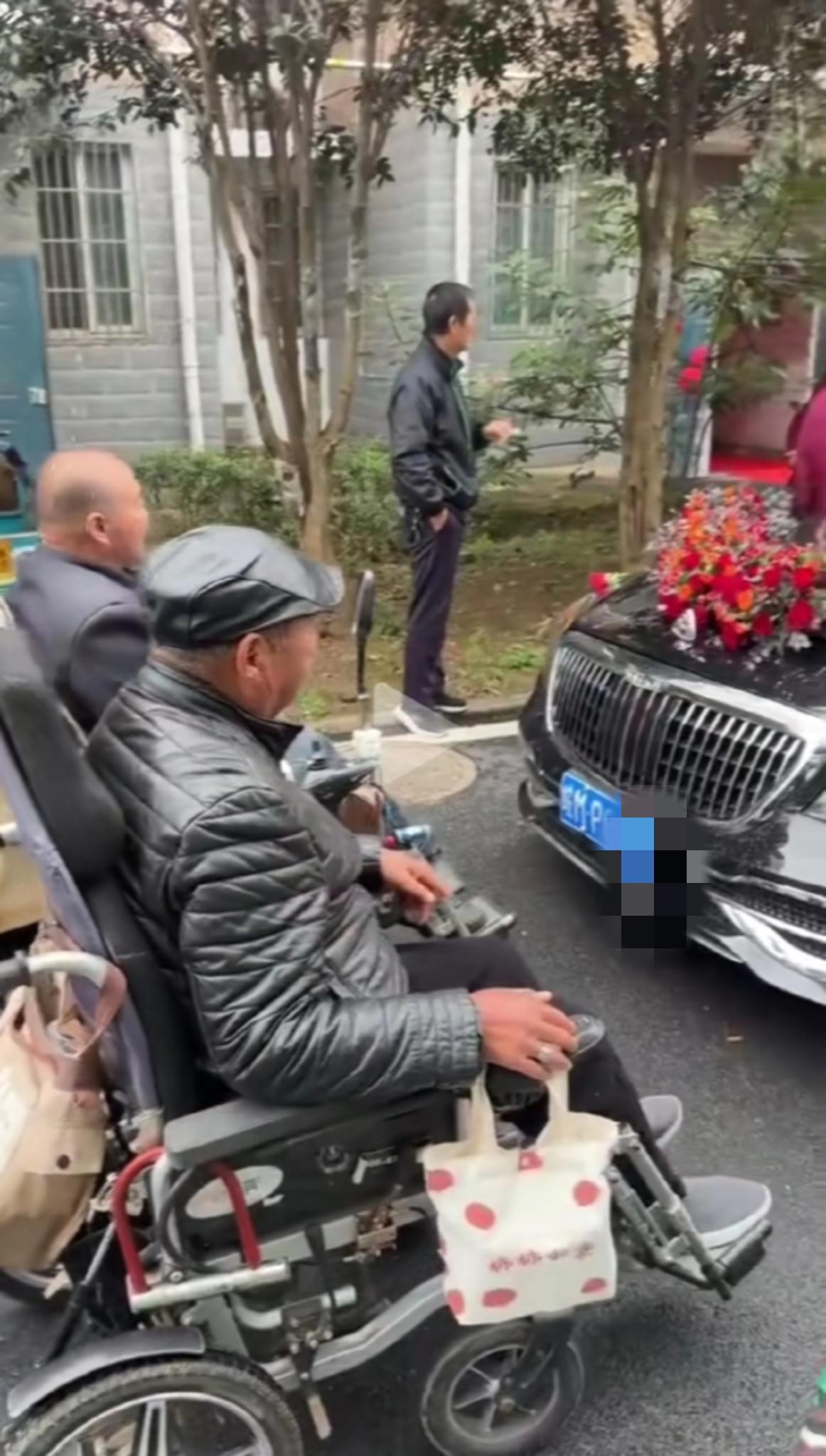 这社会究竟啥回事了呢？
现在有些老人道德素质真是不敢恭维了，地铁公交车抢位置，殴