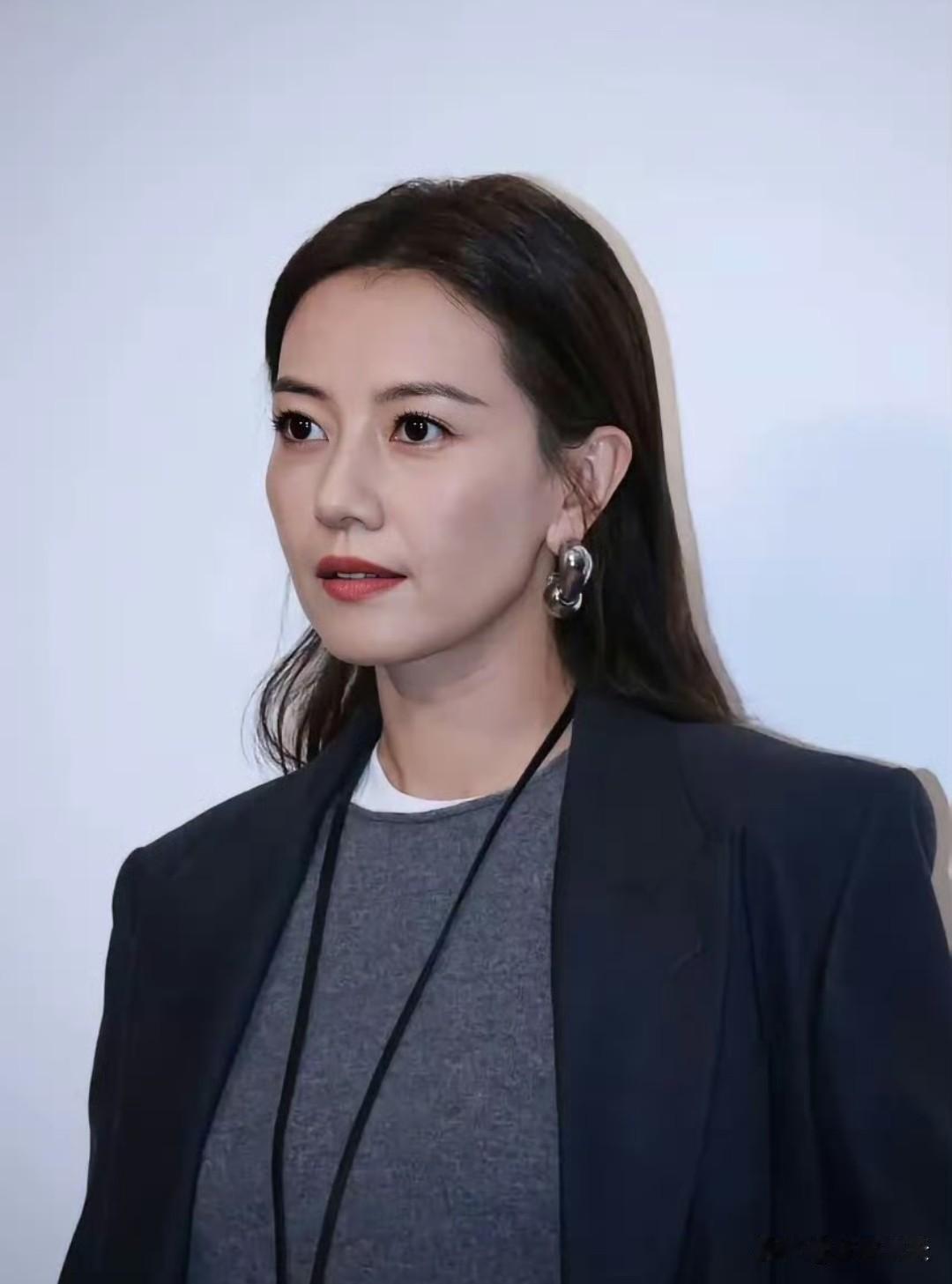 我的天呐..高圆圆，现实中长这样？？
真的好美啊，身材也这么好，皮肤白白亮亮的，