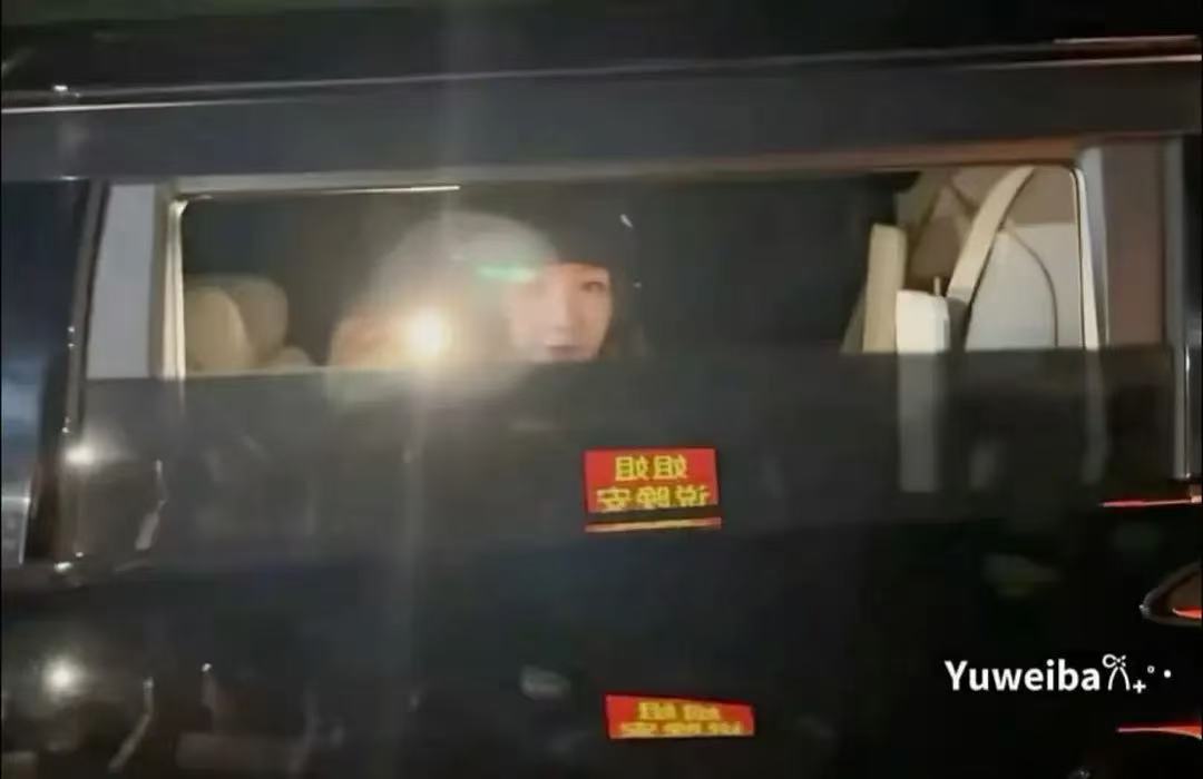 侯明昊探出车窗饭撒侯明昊红V大粉公开策划教唆煽动粉丝，于8月3日对艺人虞书欣进行