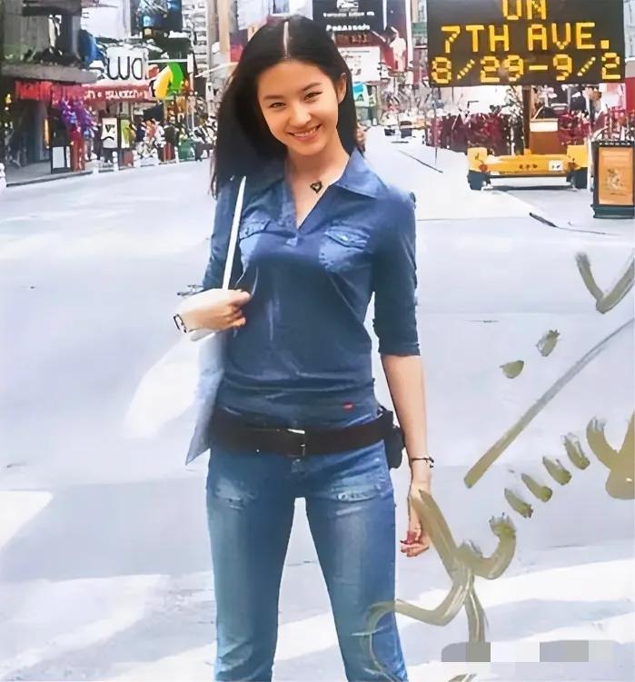 刘亦菲，怎么样都好看。
据说，这是她15岁还在美国生活时在街头拍的照片。
自然，