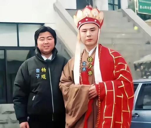 以前的审美和现在不同，喜欢国字脸和月盘脸，徐少华和夫人杨琨颇有夫妻相。
现在的审