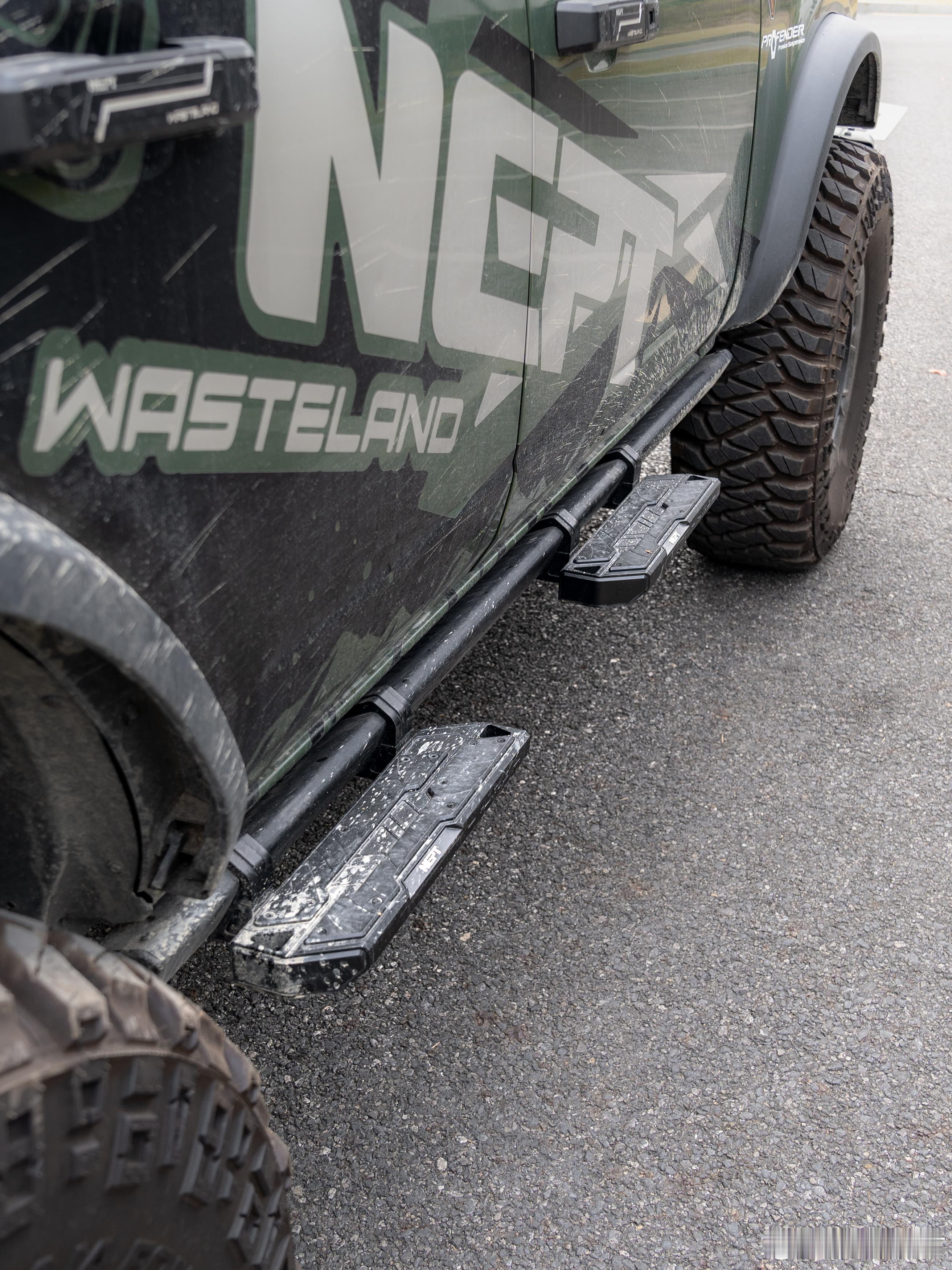 谁说硬派不能有高级感？对于福特烈马，侧踏板不仅是装饰，更是功能与态度的延伸。 牧