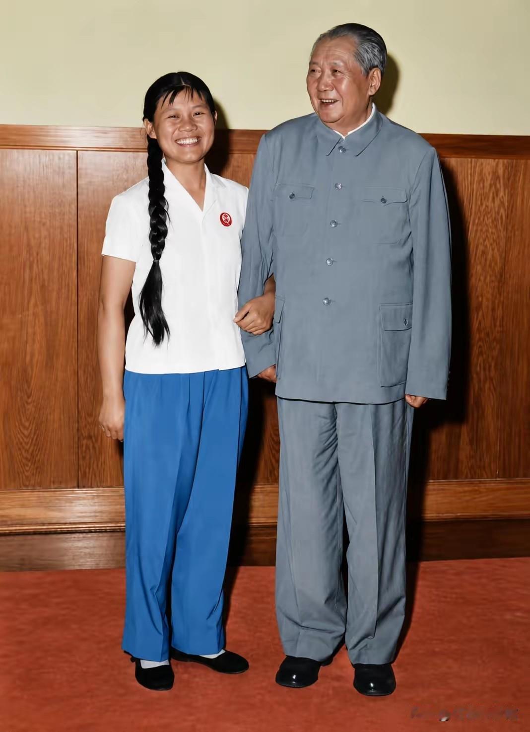 照片核心信息
 
拍摄时间：1970年6月
人物：右侧为毛泽东同志；左侧青年女子