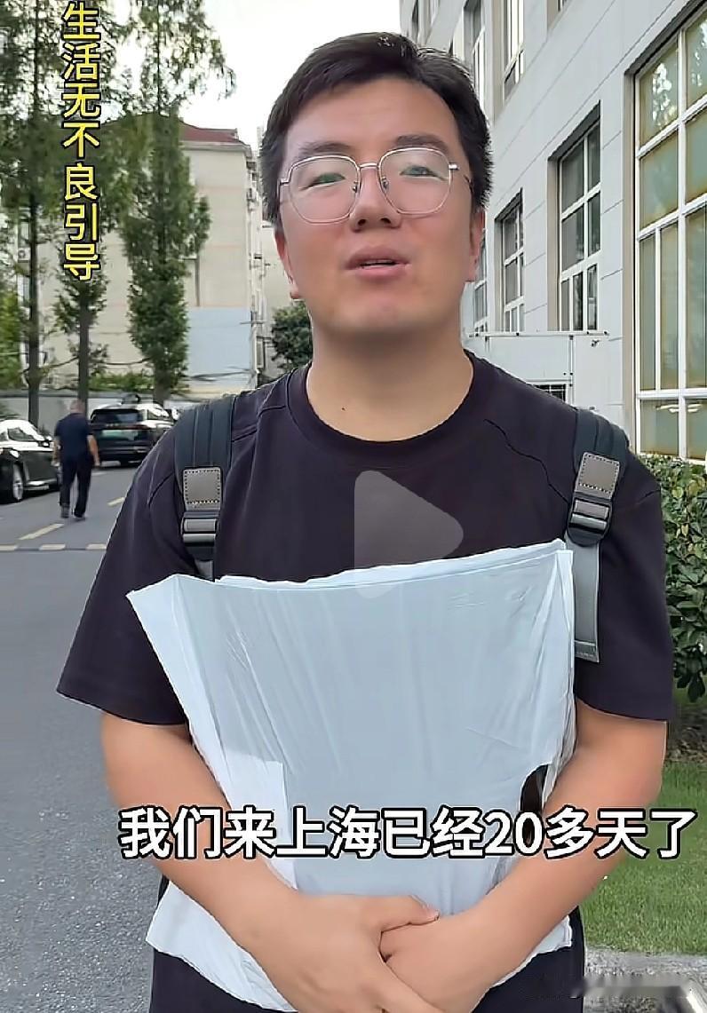 就说王苗的妈妈手抖啥的可能是病症，有些人还骂她懒这样那样
看吧，王苗带着妈妈来上