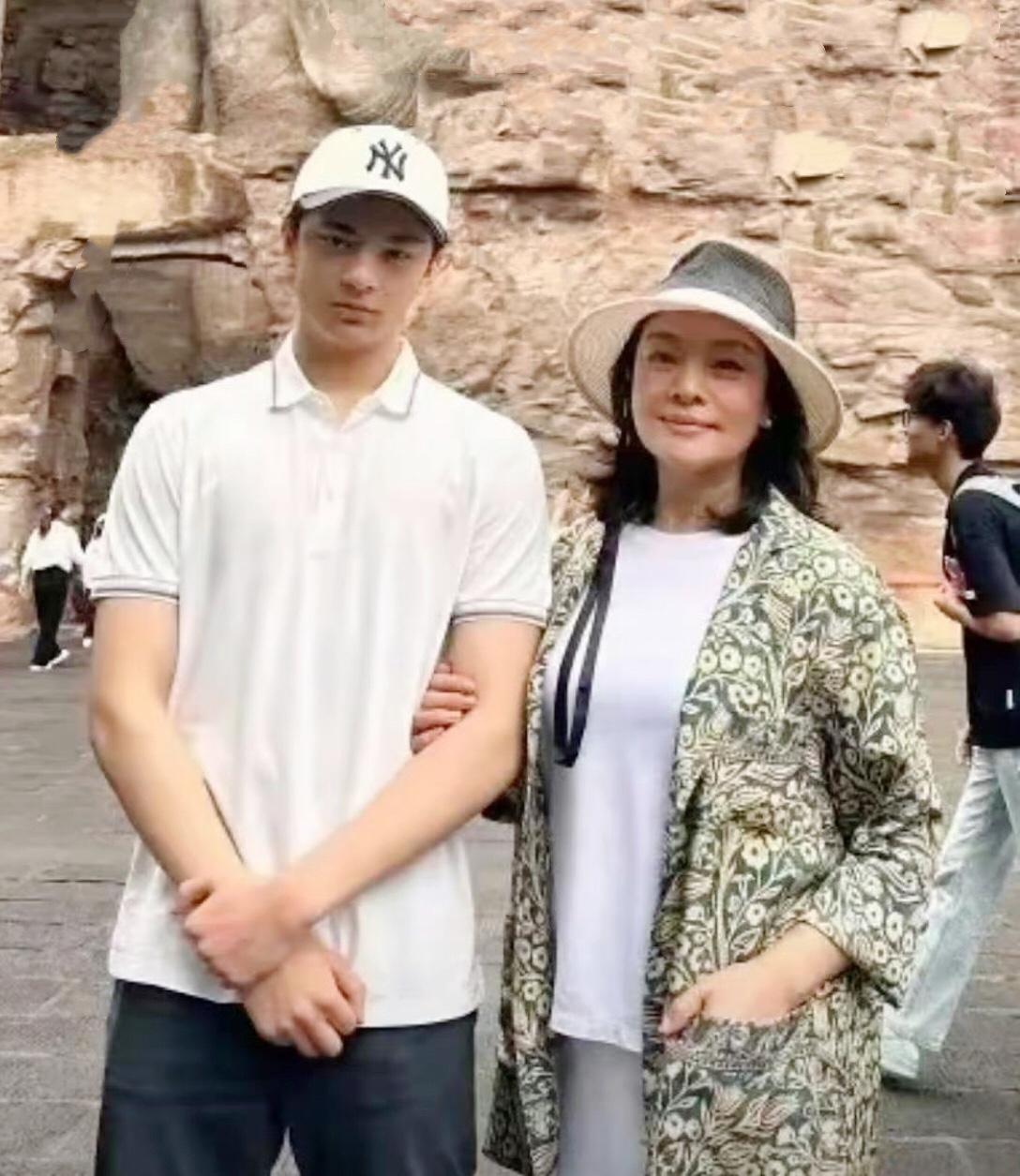 61岁史可和儿子山西大同旅行, 穿着大方得体, 混血儿子高大帅气，母子二人合照尽