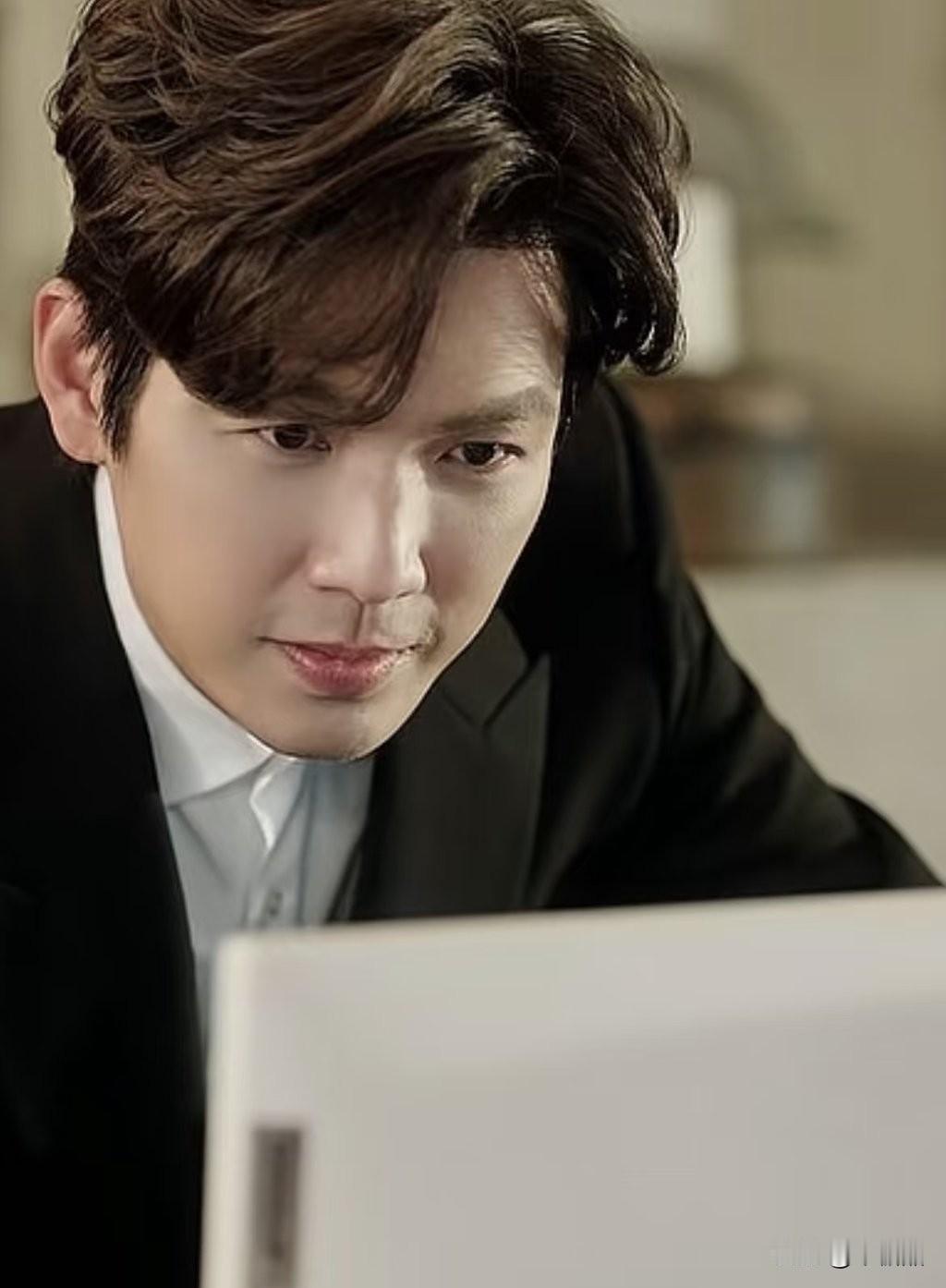 《蜜语纪》开播，女男主钟汉良搭档中年偶剧，很养眼，是比剧情先吸引到我的。也许他的