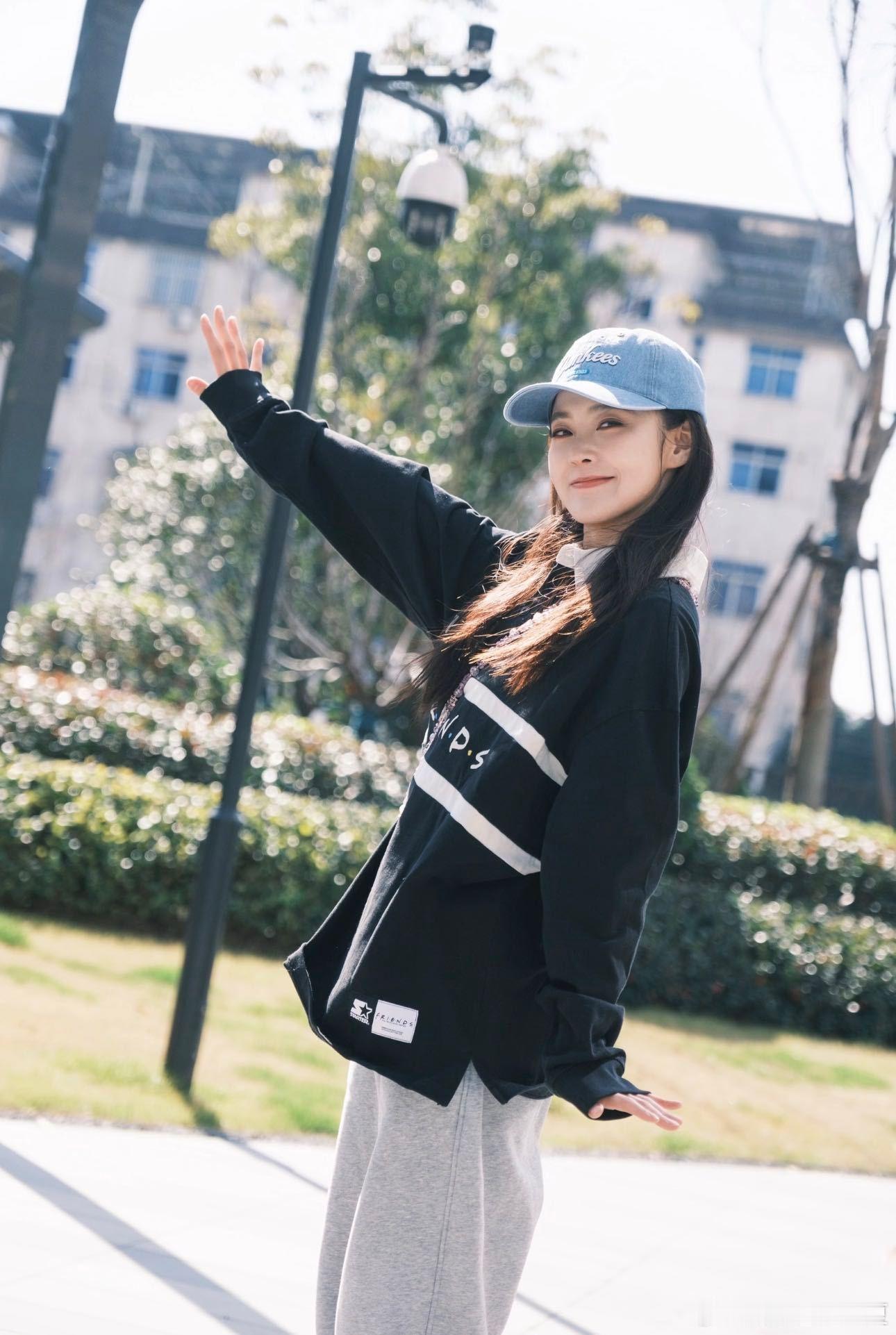 张佳宁像是互联网饭搭子，她热爱记录生活记录美食，定格下每一个美味的瞬间，她的每一