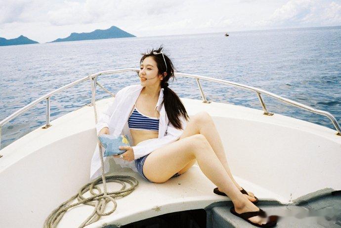 李兰迪条纹泳装李兰迪你是懂夏天的，这身打扮加这个背景，妥妥的日系小清新封面。