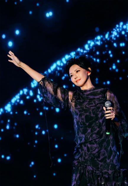 80后的青春BGM里，孙燕姿绝对占C位——当年躲在被窝里，MP3里循环着《天黑黑