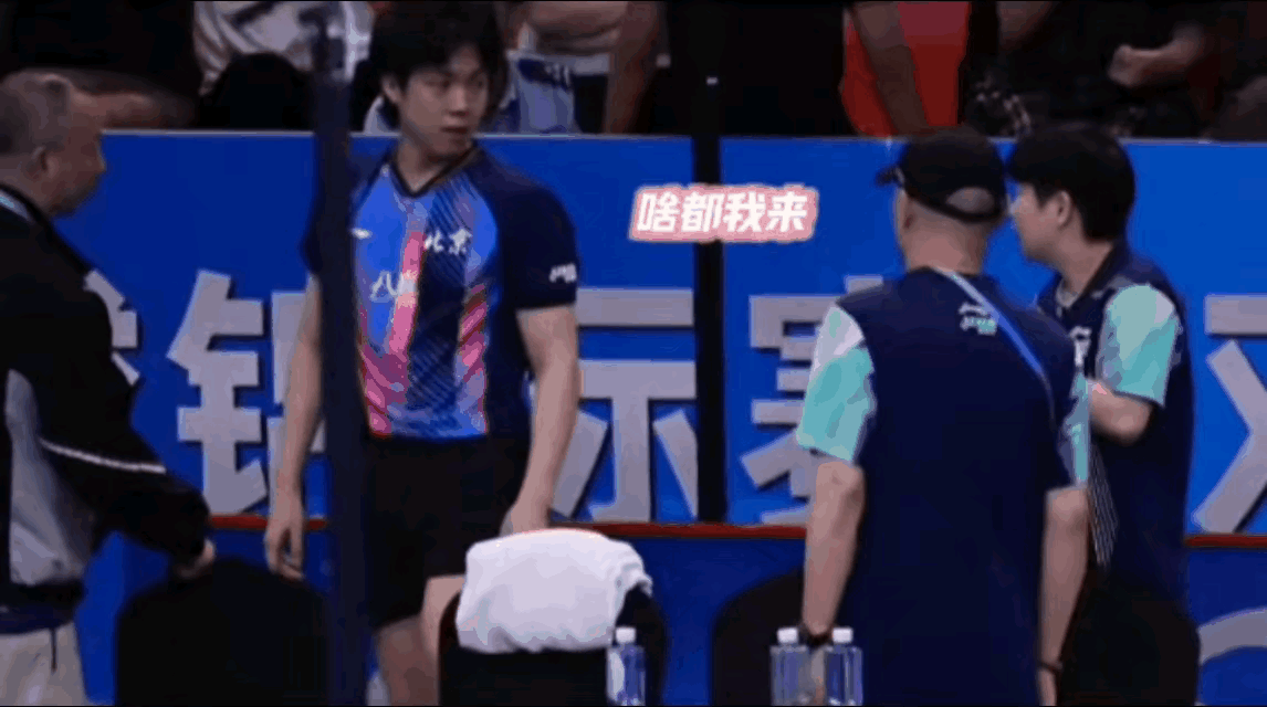 再现莎莎团衣服名场面，混双比赛结束，不知道小杨在说什么，就见莎莎又开始团吧衣服了