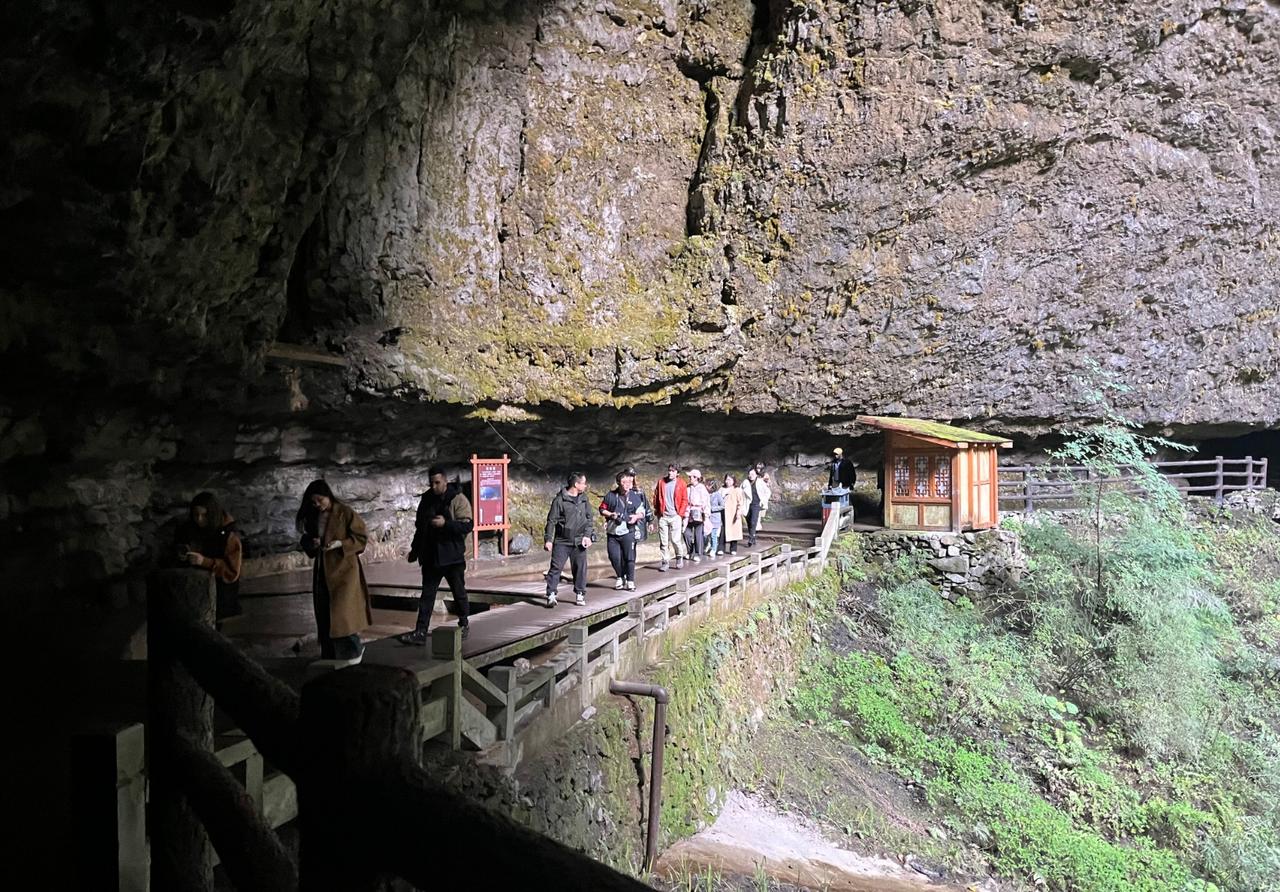 沿着青石板路，追寻古蜀道的千年足迹；登顶曾家山，俯瞰云海翻腾的壮丽景色。这里不仅